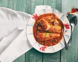 Assiette de calamars farcis à la sauce tomate, une recette encornet tomate savoureuse, garnie de persil frais.