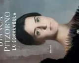 Ritratto di donna con sguardo intenso, circondata da piume colorate. Bianca Pitzorno, La sonnambula.