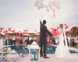 Para młoda wypuszcza balony, a goście świętują wesele w piątek.