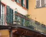 Kto odpowiada za przeciekający balkon? Zobaczcie ten stary budynek z ozdobną balustradą i rynnami, które mogą być przyczyną problemu.