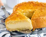 Un delicioso pastel vasco con una porción cortada, mostrando su relleno cremoso y su dorada corteza.
