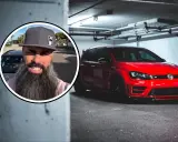 Hombre con barba y gorra junto a un Volkswagen Golf rojo, el coche más robado en España.