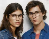 Para młodych w okularach, w dżinsowych ubraniach. Pepe Jeans - co to za firma? To marka z charakterem.