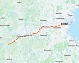Streckenverlauf des Boston Marathon von Hopkinton nach Boston, mit markierten Städten wie Framingham, Natick, Newton und Brookline.