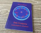 Okładka książki "Data Urodzenia numerologiczne przesłanie" Grażyny Heinrich. Centralny element to okrąg z cyframi i symbolami, sugerujący analizę liczby numerologicznej.