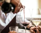 Servicio de vino tinto en la finca la malcriada dulce. Copas de vino y agua en una mesa elegante.