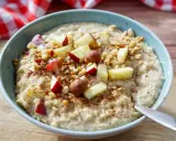 Schmackhaftes Porridge selber machen mit Apfelstücken, Nüssen und Zimt bestreut. Ein gesunder Start in den Tag.