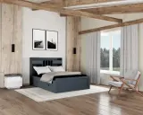 Habitación moderna con cama azul, mesita de noche blanca y sillón gris. Ideas para como hacer una habitacion acogedora.