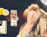 Kobieta z blond pasemkami wplata dłoń we włosy. Obok cytryny i kosmetyki do rozjaśniania włosów.