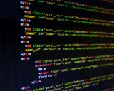 Kod HTML z polami formularza, idealny do nauki programowania. Widoczne pola na imię, nazwisko, ID użytkownika, płeć (radio buttony) i numer telefonu.