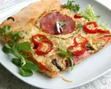 Pyszne ciasto na pizzę bez wyrastania z salami, papryką i serem. Idealne na szybki obiad.
