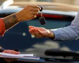Przekazanie kluczyków do auta. Zastanawiasz się, co ile płaci się OC? To zależy od wielu czynników, ale warto sprawdzić oferty.