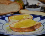Tostadas con aceite de oliva, un clásico sencillo y delicioso. Pan crujiente bañado en oro líquido.
