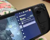 Une partie d'un Steam Deck 2 affiche un jeu et le menu performance avec 98% de batterie.