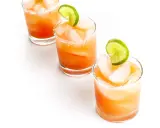 Drei erfrischende Salty Dog Cocktails mit Eis und Limettenspalten, bereit zum Genießen.