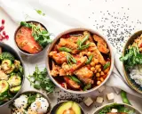 Leckere muskelaufbau rezepte: bunte Bowls mit Hähnchen, Gemüse, Reis und Tofu. Frisch, gesund und proteinreich.