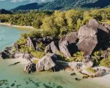 Rajska plaża z granitowymi skałami i turkusową wodą. To krajobraz Seszeli, najmniejszego kraju w Afryce, gdzie natura zachwyca.