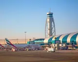 Emiraty Arabskie linie lotnicze na lotnisku w Dubaju. Samoloty Emirates, wieża kontroli lotów i nowoczesny terminal.