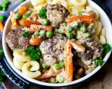 Herzhafte Frikadellen in cremiger Soße mit Erbsen und Möhren, dazu Nudeln. Ein leckeres Wikingertopf Rezept für die ganze Familie.