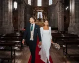 Novios sonriendo y caminando por el pasillo de una iglesia, listos para sus votos matrimoniales divertidos.