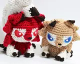 Dos adorables pokémon amigurumi, uno rojo y otro marrón, listos para la aventura. ¡Encuentra el pokemon amigurumi patrón gratis para crearlos tú mismo!