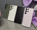 Cztery telefony S23 Ultra w kolorach: zielonym, białym, czarnym i różowym, prezentują swoje aparaty.