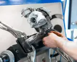 Mechanik naprawia turbosprężarkę. Uszkodzony elektrozawór turbiny objawy mogą być różne, ale ten element jest kluczowy.