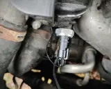 Nowy czujnik ciśnienia oleju 2.0 TDI zamontowany w silniku, obok przewodów.