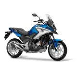 Niebiesko-srebrny, ekonomiczny motocykl turystyczny Honda NC750X gotowy na przygodę.