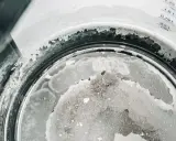 Dépôt calcaire dans une bouilloire, témoignant de la dureté de l'eau par ville. Les résidus blancs et gris indiquent une forte concentration de minéraux.