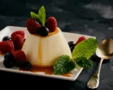 Panna cotta z malinami i borówkami, polana karmelem. Idealny przepis na panna cotta.