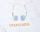 Symboliczna grafika przedstawia przerwanie nasieniowodów, a litery układają słowo "VASECTOMY". To wizualne odniesienie do wysokiej skuteczności wazektomii jako metody antykoncepcji.