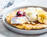 Puszysty omlet z jogurtem, jagodami, bananem i płatkami migdałów. Idealny przepis na zdrowy omlet na śniadanie.