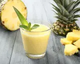 Ananasowe drinki: Przepisy na alkoholowe i bezalkoholowe