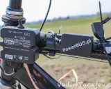 Dynamo rowerowe do ładowania telefonu. Urządzenie Kemo z USB i PowerBUG.pl na kierownicy roweru.