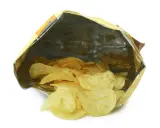 Bolsa de patatas fritas abierta, mostrando pocas patatas. ¿Es esto reduflación?
