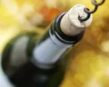 Korek wyciągany korkociągiem z butelki wina. Czyżby szykował się wieczór z alkoholem na poziomie 4 promile?