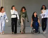 Modelle diverse sfilano con abiti audaci, celebrando la bellezza e l'inclusività. Un inno al body positive.