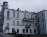 Pałac Kretzschmarów w Chełmie, z charakterystyczną wieżyczką i jasnoniebieską fasadą, prezentuje się okazale.