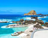 Naturschwimmbecken auf der portugiesischen Insel Madeira. Menschen entspannen sich am Meer.