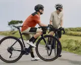 Dwóch rowerzystów na drodze, gotowych na przygodę. To właśnie jest **gravel co to** za styl jazdy?