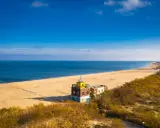 Piękna plaża i budynek z wieżyczką, idealne na spacer po miejscowościach blisko Trójmiasta.