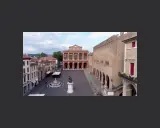 Piazza del Popolo a Rimini, 2 giugno. Un'elegante piazza con il Teatro Amintore Galli e il Palazzo dell'Arengo.