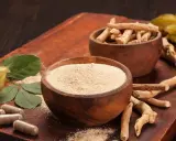 Ashwagandha w proszku i korzeniach, kapsułki i owoce. Zastanawiasz się nad ashwagandha skutki uboczne?