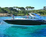 L'ancre du bateau est prête à être jetée dans les eaux turquoise. Deux hommes profitent d'une journée ensoleillée sur leur yacht.