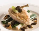 Blanc de volaille sauce crémeuse, morilles et poireaux, une spécialité du Jura qui éveille les papilles.