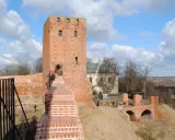 Wieża zamkowa i ruiny zamku w Czersku. Wspaniałe czerskie atrakcje historyczne zachęcają do zwiedzania.