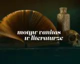 Otwarta księga, czaszka i waza – symbolika przemijania. Motyw vanitas w literaturze przypomina o kruchości życia.