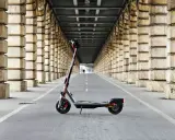 Trottinette électrique Segway sous un pont, prête pour une longue autonomie.