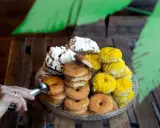 Variedad de tipos de rosquillas: doradas, con merengue y glaseadas de amarillo.